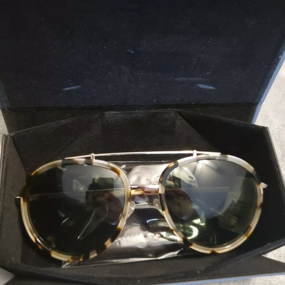 Kendall & Kylie tortoise sunglasses